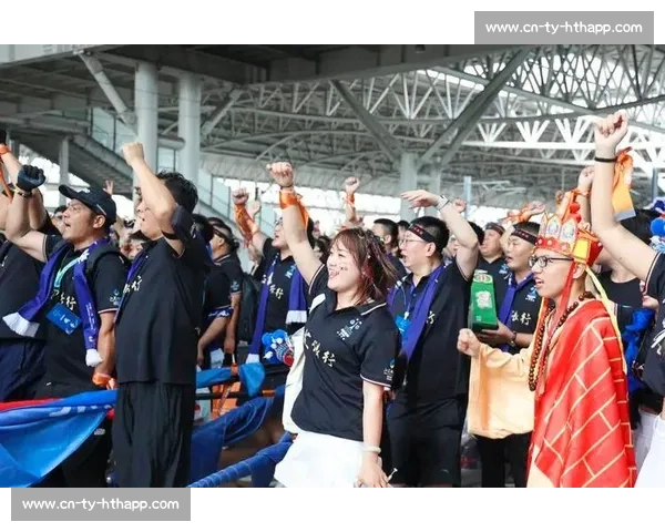 泰州球迷误闯徐州专列被 “宠成家人”：一场跨越球场的温情邂逅