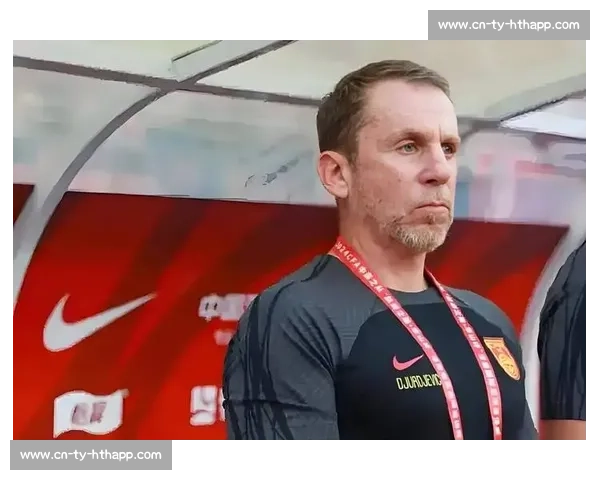 国足选帅开启年轻化转型，东亚杯启用过渡教练组